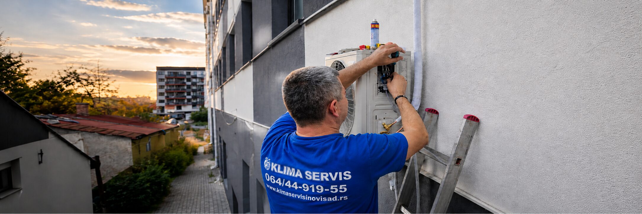 Klima Servis Zrenjanin majstor vrši čišćenje i održavanje klima uređaja u stanu
